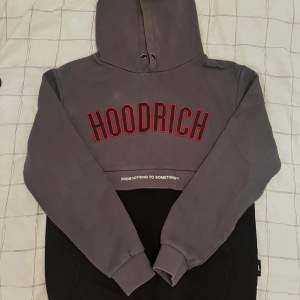 En fräsch grå poppis hoodrich-hoodie.  Den har används några gånger men har har bra skick. 