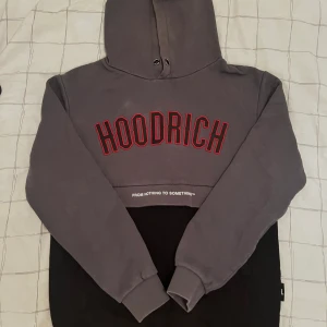 Hoodrich hoodie - En fräsch grå poppis hoodrich-hoodie.  Den har används några gånger men har har bra skick. Sänkt från 299kr