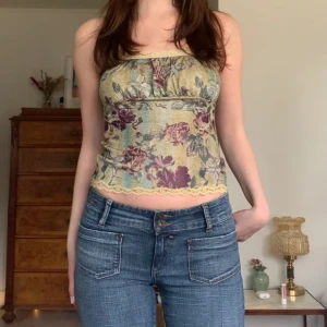 Mönstrat linne - Vintage blommigt linne med spetskanter, från märket Image! 🤎