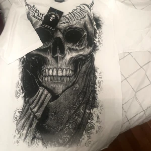  t-shirt, SÄNKT PRIS! - En oanvänd t-shirt med lappen kvar.  Den är fräsh och har ett bra stabilt matreal.  Pris: 80kr (sänktes från 129kr) Storlek: M 