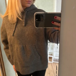 Tröja  - Supermysig stickad hoodie från zara🫶🏻använd 2 gånger 