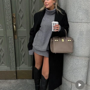 Lojsanxnakd sett - Sett i nyskick med lappar på från NAKD, perfekt nu till våren! Det är för litet på mig och jag hann inte skicka tillbaka det. Jag skulle säga att det passar från XXS till en liten S. Jag är vanligtvis S men kjolen var för liten. Hör av er vid frågor 