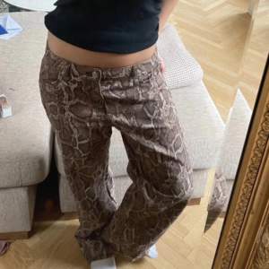 Så snygga ormskinn jeans från H&M! Helt nya med prislapp kvar😍🌸💕