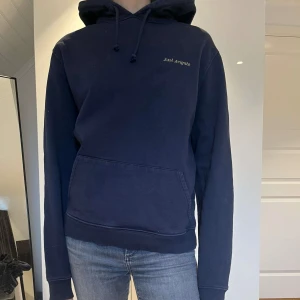 Blå hoddie - Säljer nu denna snygga hoddie i storlek xs passar även s!!💕💕