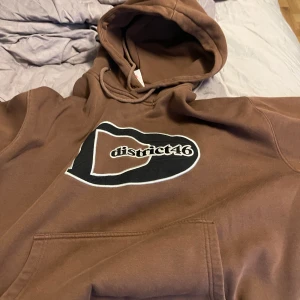 Hoodie district 46 - Änvänd men i bra skick inga fläckar eller slitet matrial. Inköps pris 700kr