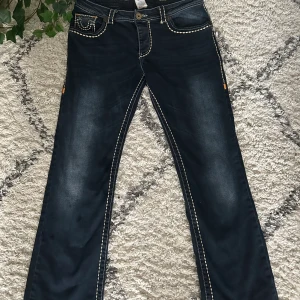 True religion Jeans - Ett par fina TRJ som jag köpte 11 månader sen som ska nu säljas. Byxorna är i relativt bra skick. Priset kan DISKUTERAS!! Köparen står för frakt.📦 