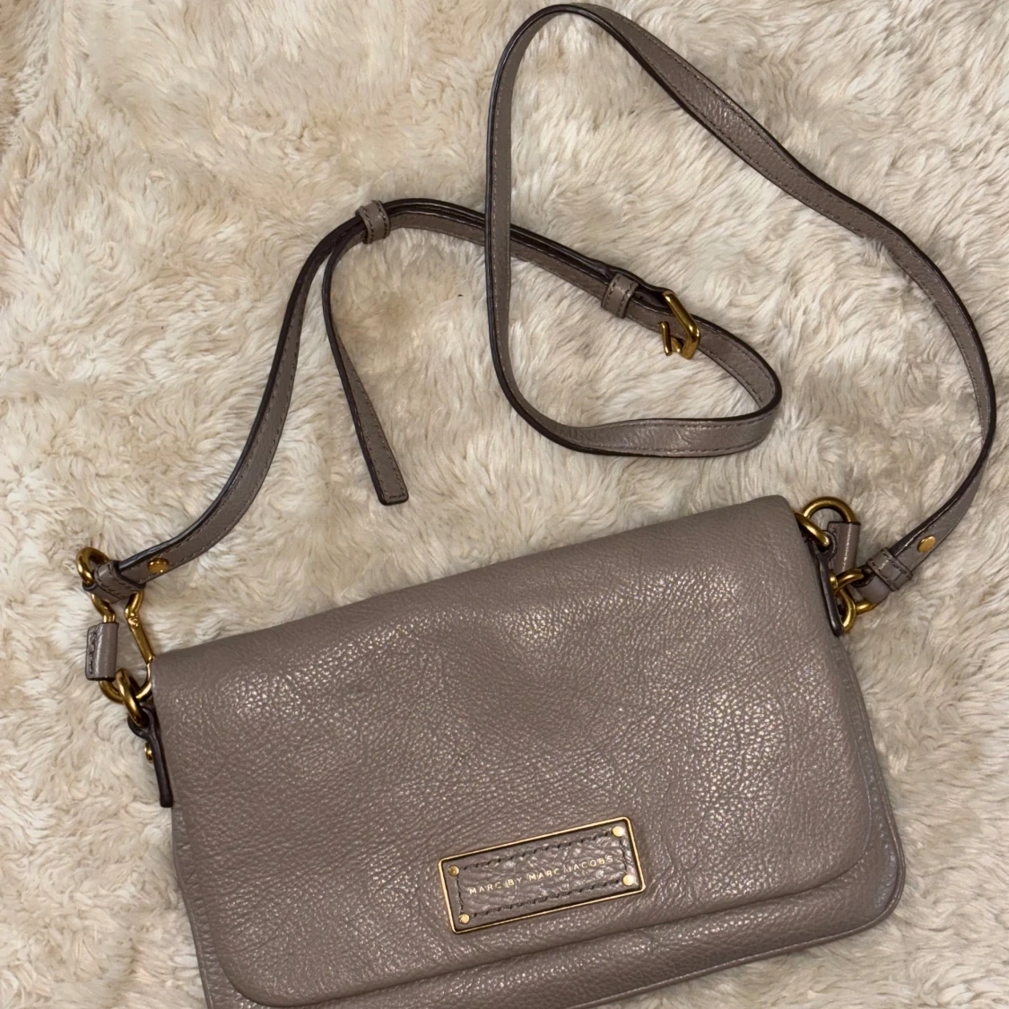 Marc by Marc Jacobs Axelremsväska med guld detaljer