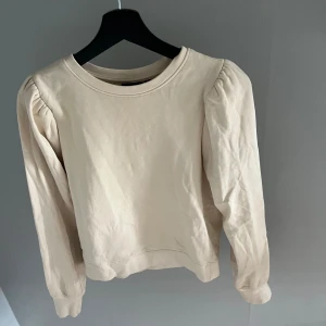 Långärmad tröja med puffarmar - Super fin långarmad vit/beige tröja med puffarmar. Kommer inte till användning och är använd  2-3 gånger. 