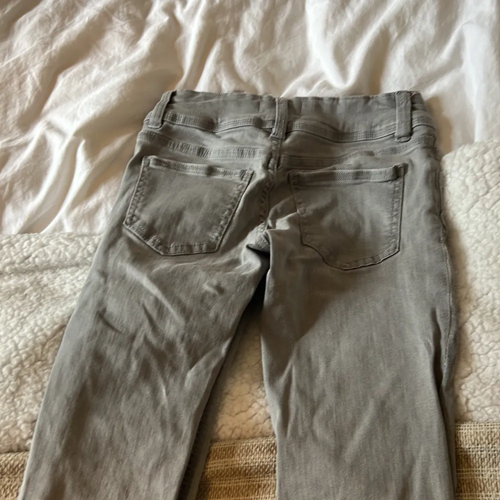 Säljer ett par super fina och trendiga grå low waist bootcut jeans i storlek 140 från Gina TRICOT❤️säljer på grund av att de är för små! Jeansen är använda ett par få tal gånger och är köpta för 399kr. Jeansen sitter sååå fint och är jätte vackra🥰. Jeans & Byxor.