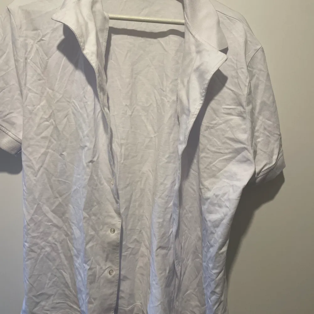 Polo skjorta från Asos, skrynlig i bild men går att strykas, storlek S men sitter lite löst, aldrig använd. Skjortor.