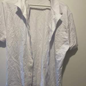 Polo skjorta från Asos, skrynlig i bild men går att strykas, storlek S men sitter lite löst, aldrig använd