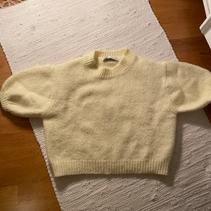 Gul stickad tröja - Jättegullig stickad tröja från Zara💛💛💘 Har inget tecken på användning💘💘