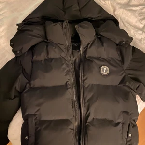 Trapstar jacka - Säljer denna nästan helt oanvända trapstar jackan efter som den inte passar längre Luvan går ej att ta av