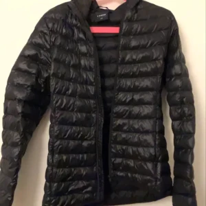 Everest Jacka - Svart Everest jacka. Storlek 36. Bra skick. Kontakta mig privat för mer information eller bilder!😊✌️