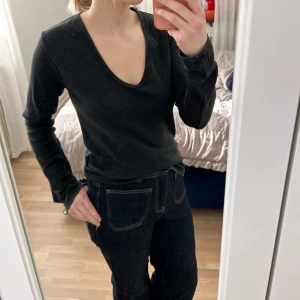 V ringad tröja  - Svartgrå v ringad tröja från zara. Oanvänd men har inte prislapp kvar , säljes då den är för stor för mig 