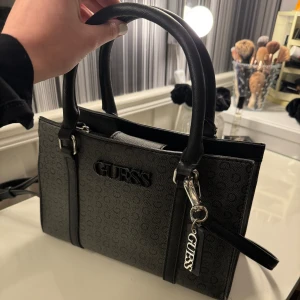 Guess väska  - Säljer min väska som jag köpte 2021 då den inte har använts sen dess. Köptes på Guess butik i Barkarby Outlet🩷