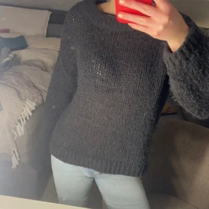Stickad mörkgrå  - Hej! Säljer denna tröja från vero Moda skulle uppskatta att den är i S/M. Säljer pga att jag behöver rensa💕