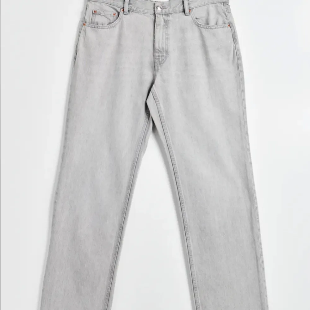 Säljer dessa jeans ifrån ginatricot som knappt är använda. Därav är dem i mycket bra skick! Ny pris: 499kr . Jeans & Byxor.