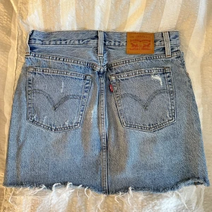 Levis jeanskjol  - Säljer min Levis jeanskjol lås den är för liten för mig:( storlek 25 skulle säga att den motsvarar ca xs eller 34. den perfekta tvätten o längden. Köpt för ca 7 år sen så vet ej modell. Nypris ca 600kr säljer för 180kr via ”köp nu”🩷