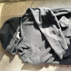 Svart hoodie - Hoodie ifrån H&Ms barnavdelning men sitter som en S. Har trätt in ett resårband men det går enkelt att ta bort om man vill. 💕