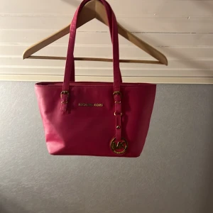  Handväska - Fin rosa handväska finns långt band till den jag kedja där uppe är trasig så man kan inte stänga annars är den väldigt fin. 