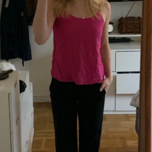 Linne - Ett linne från veromoda i strl S. Aldrig använd då den är förliten. Köpare står för frakt men kan även mötas i Stockholm 