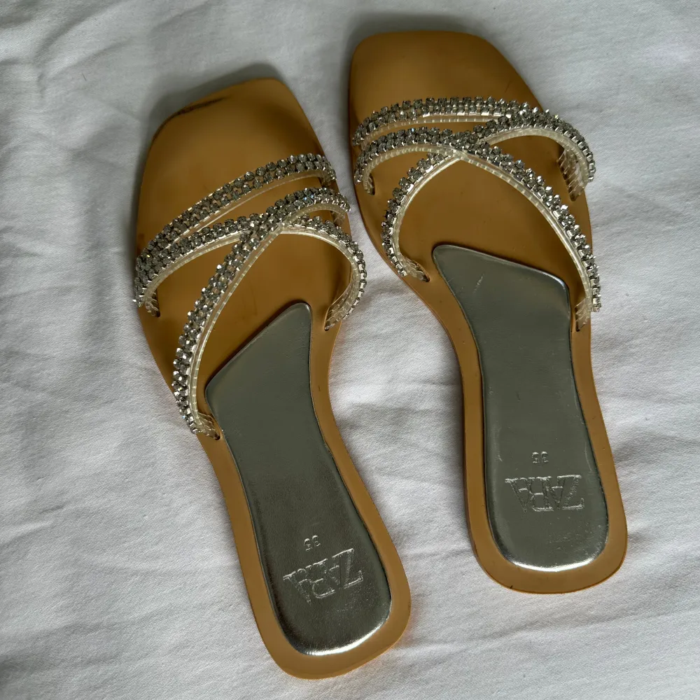 Slip in sandaler från Zara med rhinstones  / strass / diamanter ❤️ Nude färgad sula ❤️ nypris 499kr ❤️ Storlek 35 ❤️Använd köpknappen om du vill köpa💕 spårbar frakt via instabox eller PostNord 🌸. Skor.