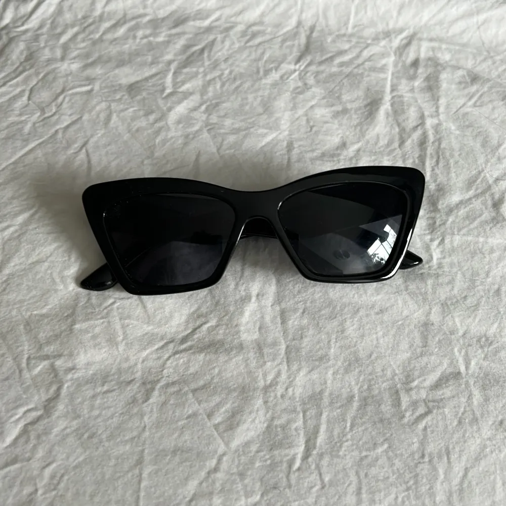 Coola solglasögon från Nelly🤍 Aldrig använda🤍Perfekt till sommaren🤍. Accessoarer.