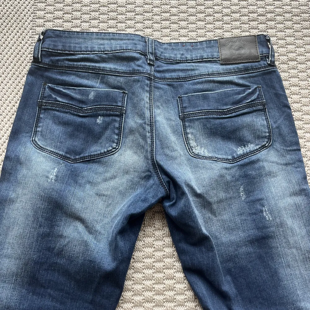 Lågmidjade jeans med supercoola detaljer!! Innerbenslängd 84cm & storlek 29 i midjan (≈80 cm)🔥💙. Jeans & Byxor.