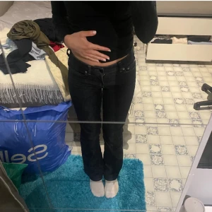 Filippa K jeans - Mid waist jeans från Filippa K, modellen är straight, storlek 27/32. Färgen är en väldigt mörk blå, nästan svart. Nästan aldrig använda, så väldigt bra skick. Nypris ca 1500kr, gratis frakt