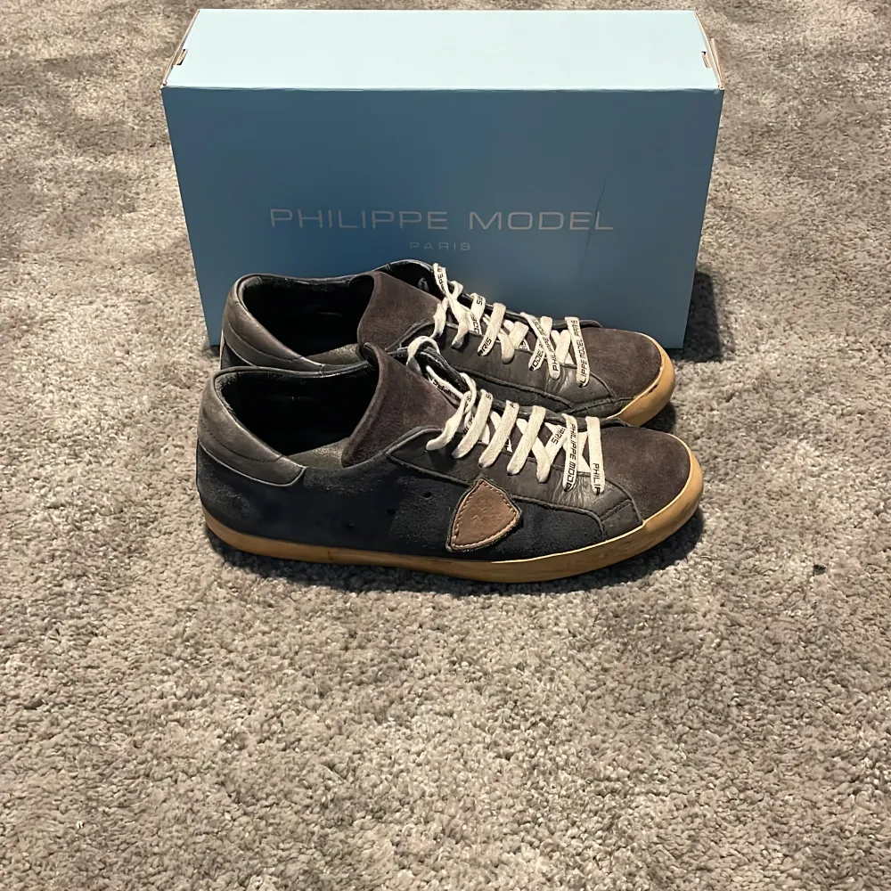 Hej! Vi säljer nu ett par riktigt snygga Philippe model skor | Strl: 43 Skick: 8/10 Retail: ca 4000kr | Box ingår ej, För ytterligare frågor är det bara att skriva💲. Skor.