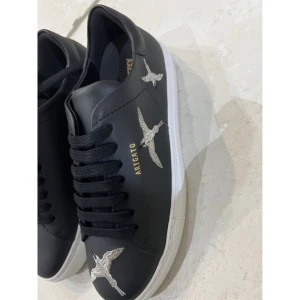 Arigato  - Säljer dessa svarta arigato skor i storlek 36 men passar även mig som har 36/37 finns vissa täcken på slitage  i lädret (finns bilder om det önskas). Skorna är välanvända.