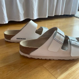 Birkenstock - Äkta birkenstocks knappt använda!  Jättefina vita klassiska tofflor i storlek 39. Perfekta nu till vår och sommar. Köparen står för frakten✨