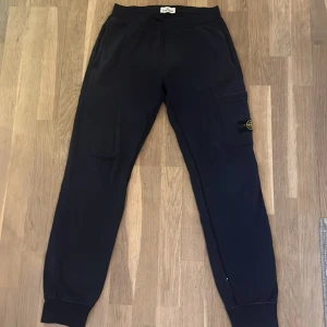 Stone island byxor Marinblå - Stone island mjukisbyxor som har används cirka 2-3 gånger. Nypris 1900kr, priset kan alltid diskuteras!