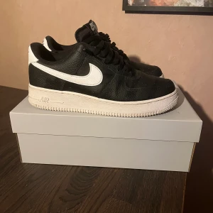 Air force - Säljer nu dessa air forces. Knappt använd och skicket är 9/10. Storleken är 42,5.Skriv gärna om ni har några funderingar.