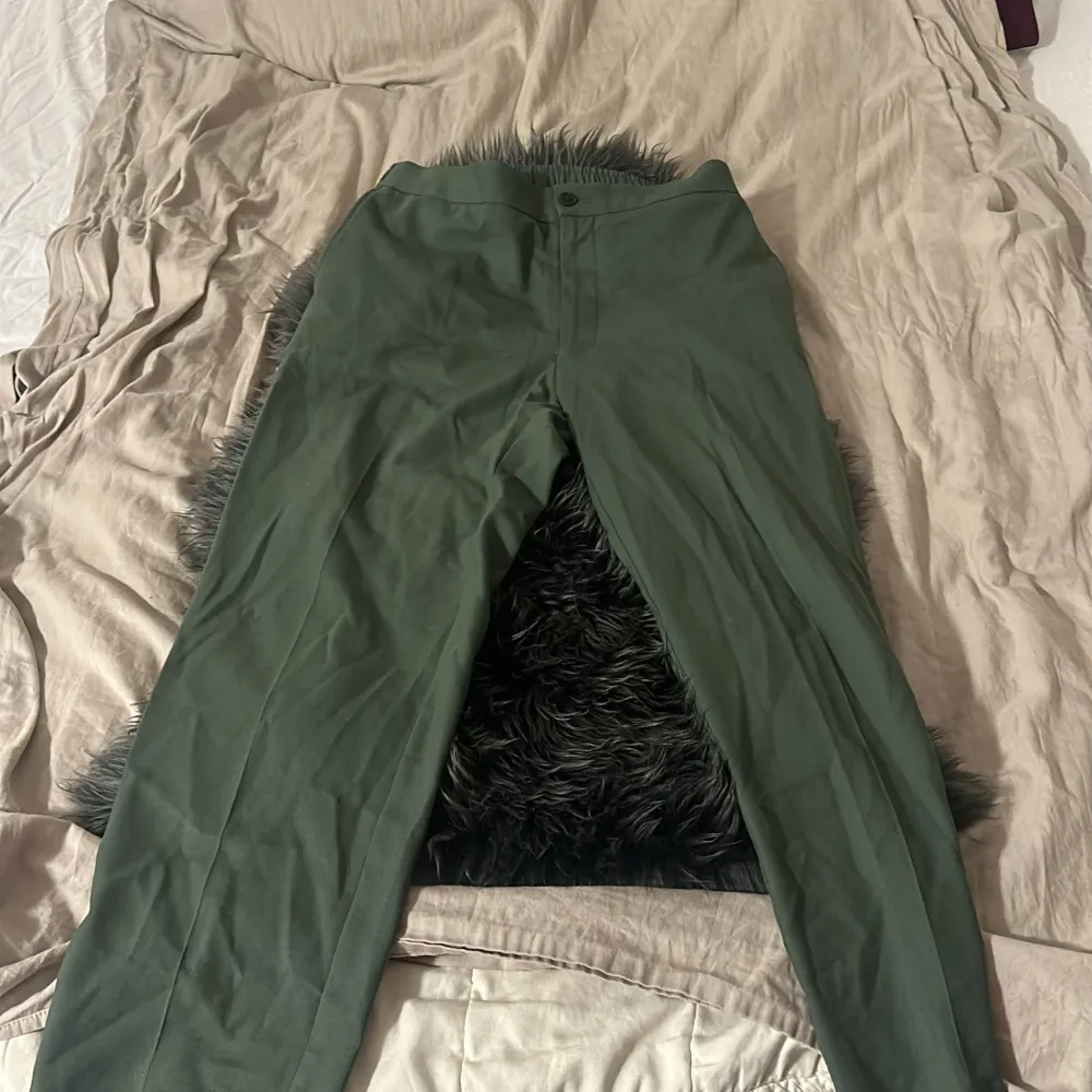 gröna kostymbyxor från these glory days. storlek 48, bra skick.. Jeans & Byxor.