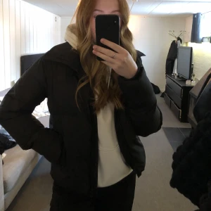 Vår/vinter jacka  - Super fin jacka som är lite kortare i modellen😍 passar jätte bra som lite varmare vår jacka! Har ett pyttelitet hål som det sitter en liten svart tejp bit för (inget man lägger märke till)🤗 Kommer inte till användning längre då den är lite liten för mig