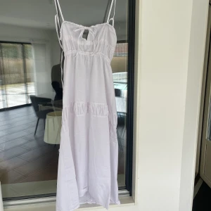 Lång vit klänning  - Lång vit klänning storlek S , köpt i strandbutik i Spanien 