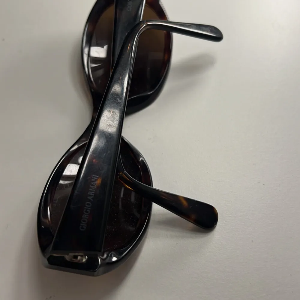  Ett par vintage solglasögon äkta Ärvt av min mamma sen hon vet inte riktiga priset sökte upp dem och de ligger på runt 1000 kr idag finns serienummer som jag kan skicka om ni vill. Accessoarer.