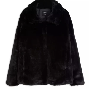 Svart pälsjacka ❣️ - En superfin svart pälsjacka ifrån Lindex i storlek M (har jag för mig) men passar mig rätt så bra som brukar ha XS/S 💘 Aldrig kommit till användning så inga defekter utom att den man hänger upp kappan med har gått av (ett litet band) Slutsåld online!