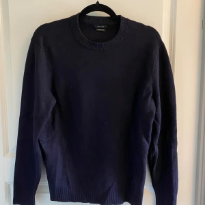 Massimo Dutti Stickad - Säljer denna stickade tröja från Massimo Dutti eftersom den är lite för liten för mig. Knappt använd. Perfekt för våren/sommarkvällar. 