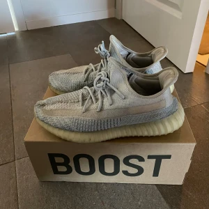 Yeezy Skor - Säljer dessa Yeezys eftersom d inte använts på flera år. Köpta i New York för 350$. Kommer med yeezy skolådan. Använts väl därför bra skick. 