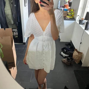 Fin sommar/studenklänning - Broderad klänning med djup nacke🌸