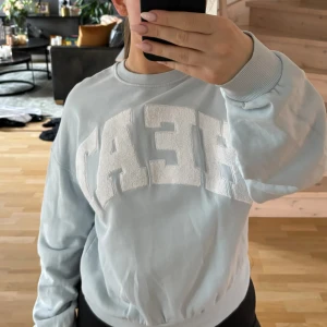 Sweatshirt Weekday - En jättefin nyskick sweatshirt från Weekday i storlek XS. Säljer då den inte kommer till användning. Använd endast ett fåtal gånger.