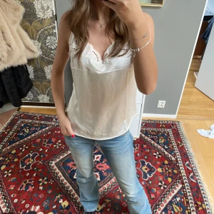 Söt blus i linne modell - En jätte söt blus från h&m fick den av mamma för ett tagsen och vet därav inte priset men säljer för 129 kr (pris kan diskuteras) storlek m men passar xs-s också. 