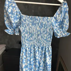 Jätte fin lång blå klänning som ej kommer till användning 🌸