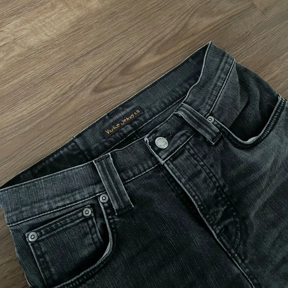 Säljer ett par Nudie jeans i modellen Grim Tim, färgen heter Black Haze. Storlek W28 L32. Dom är i bra skick, nypris runt 1600kr. Kom privat vid frågor!. Jeans & Byxor.