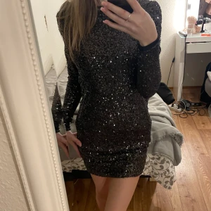 Klänning - Super fin klänning med öppen rygg, bra skick! Passar perfekt till nyår eller liknande. Den är i strl 34. Pris: 250kr