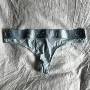 Calvin Klein stringtrosor oanvänd  - Superfin färg 