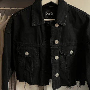 Jeansjacka - 🤍Jeansjacka i avklippt boxig modell 🤍Strl XS